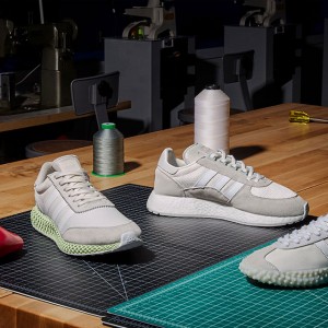 adidas Originalsより洗練された純白カラーを纏ったスニーカーが登場！