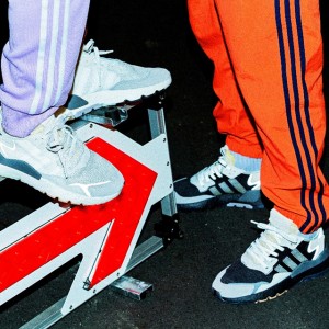 adidas Originalsが”暗闇を照らす”2色のスニーカーをリリース