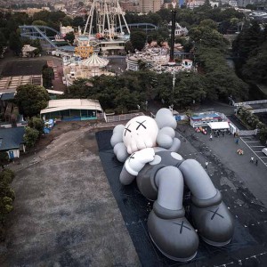 巨大アートプロジェクトKAWS:HOLIDAYが新たなキャンプ体験を提案