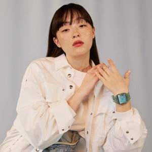 モトーラ世理奈の手もとを飾るDIESEL WATCHES