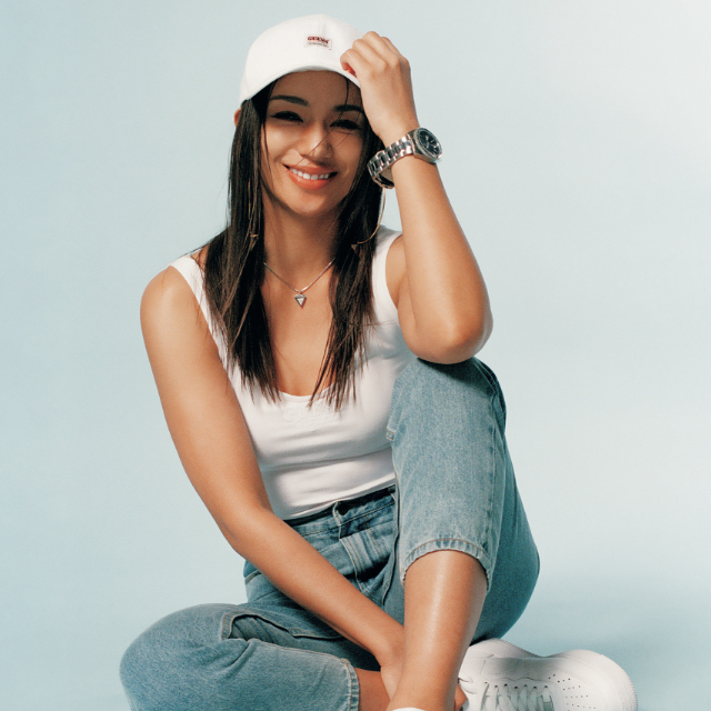 高橋メアリージュン、GUESSで心躍る90sデニムスタイルを - NYLON