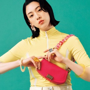 三吉彩花とCHARLES & KEITHのカラフルなバッグ＆シューズの世界