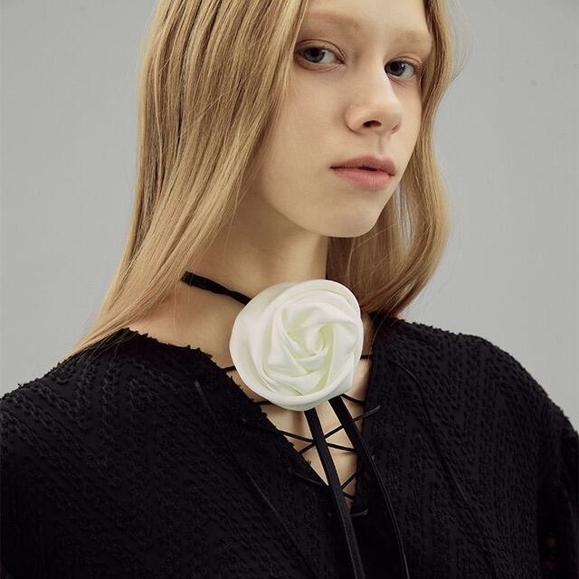 FASHION] 立体的なローズで視線を独り占め！ 韓国の気鋭ファッション 