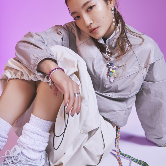 ブレイキンの女王AMIがNIKEのレトロランニングスニーカーを履いてNYLON