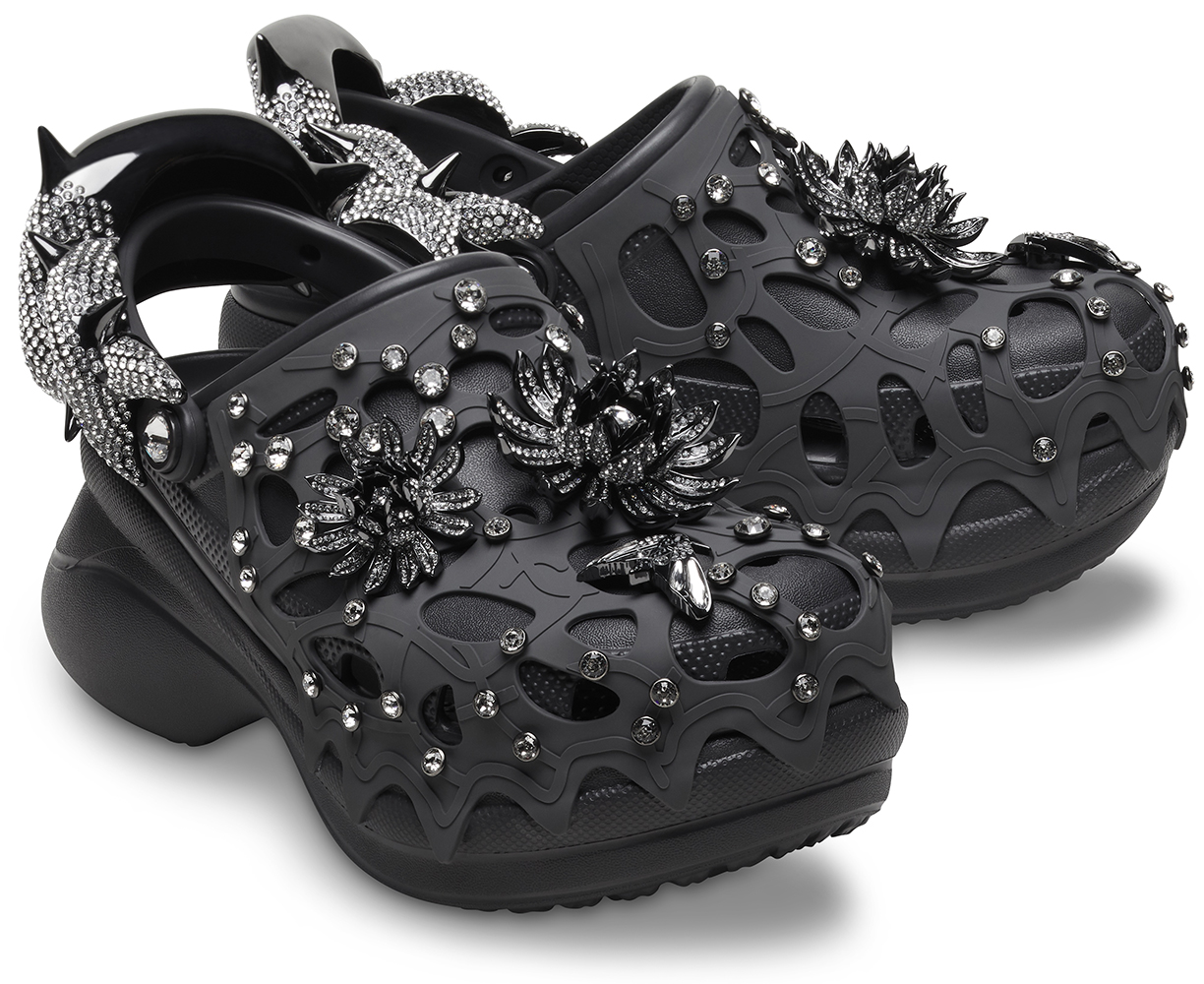 フラワーモチーフが映える crocs『CRUSH BOUQUET CLOG』が国内