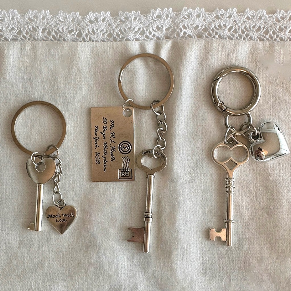 韓国　キーリング HUNTRIXキーチェーン3個セット、ルミ、ミラ、ゾーイ、Kポップ