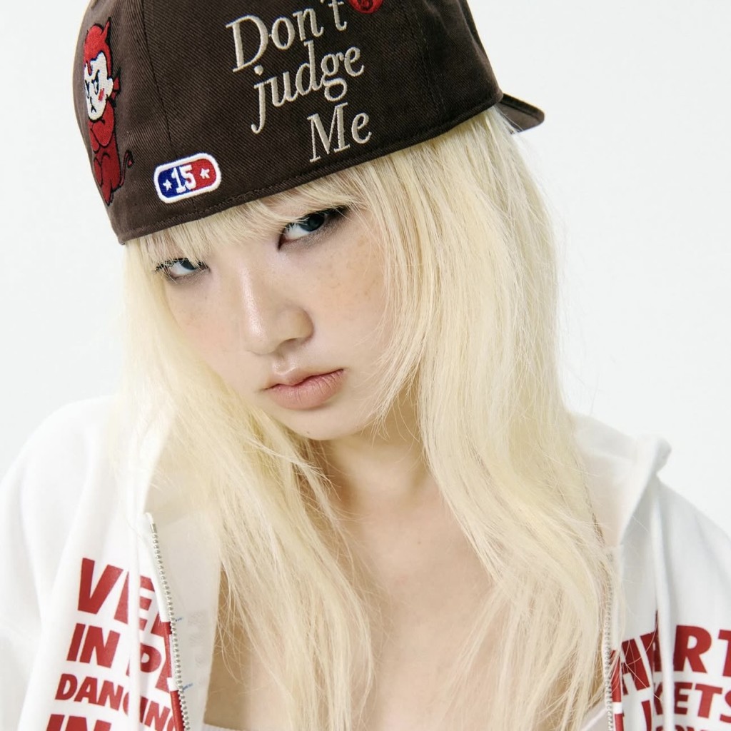 FASHION] 後ろ向きにかぶるのがポイント！ 韓国ブランドのかわいすぎる