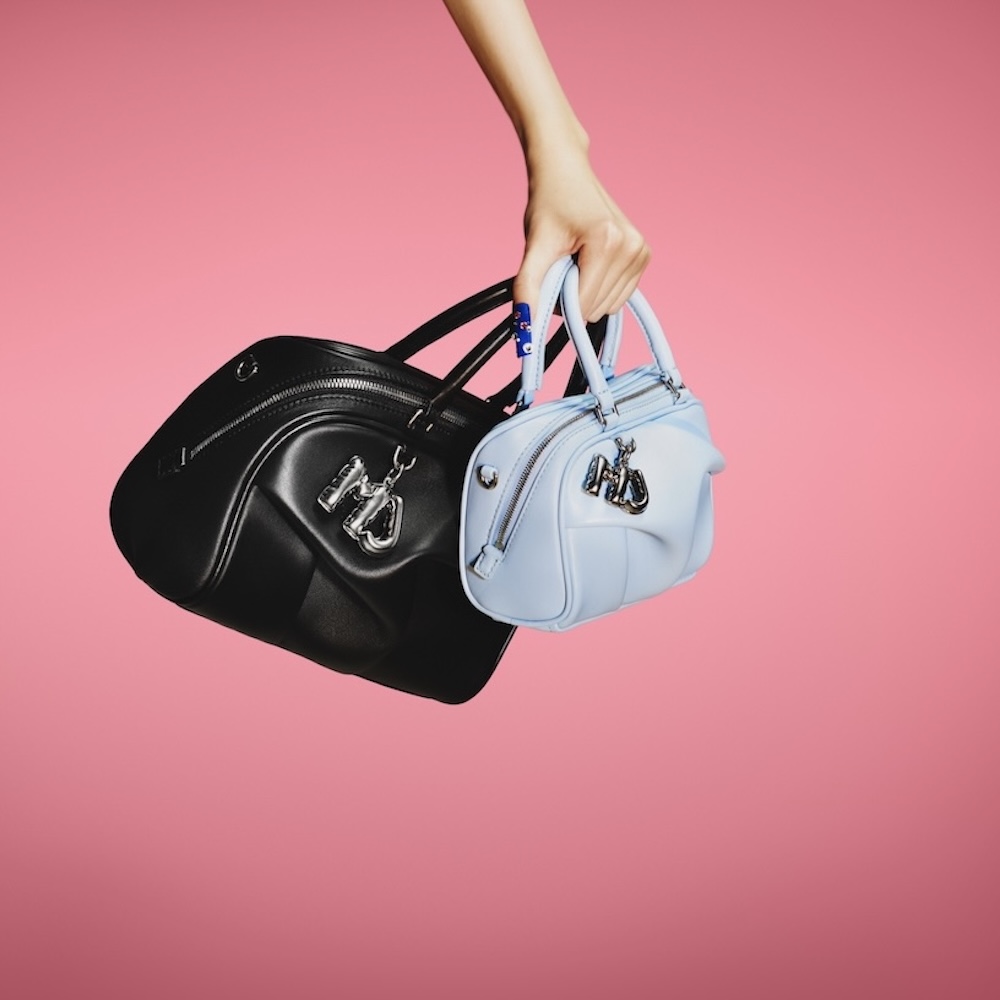 MARC JACOBSより、ランウェイインスパイアの新作バッグ『THE WAVE』が登場