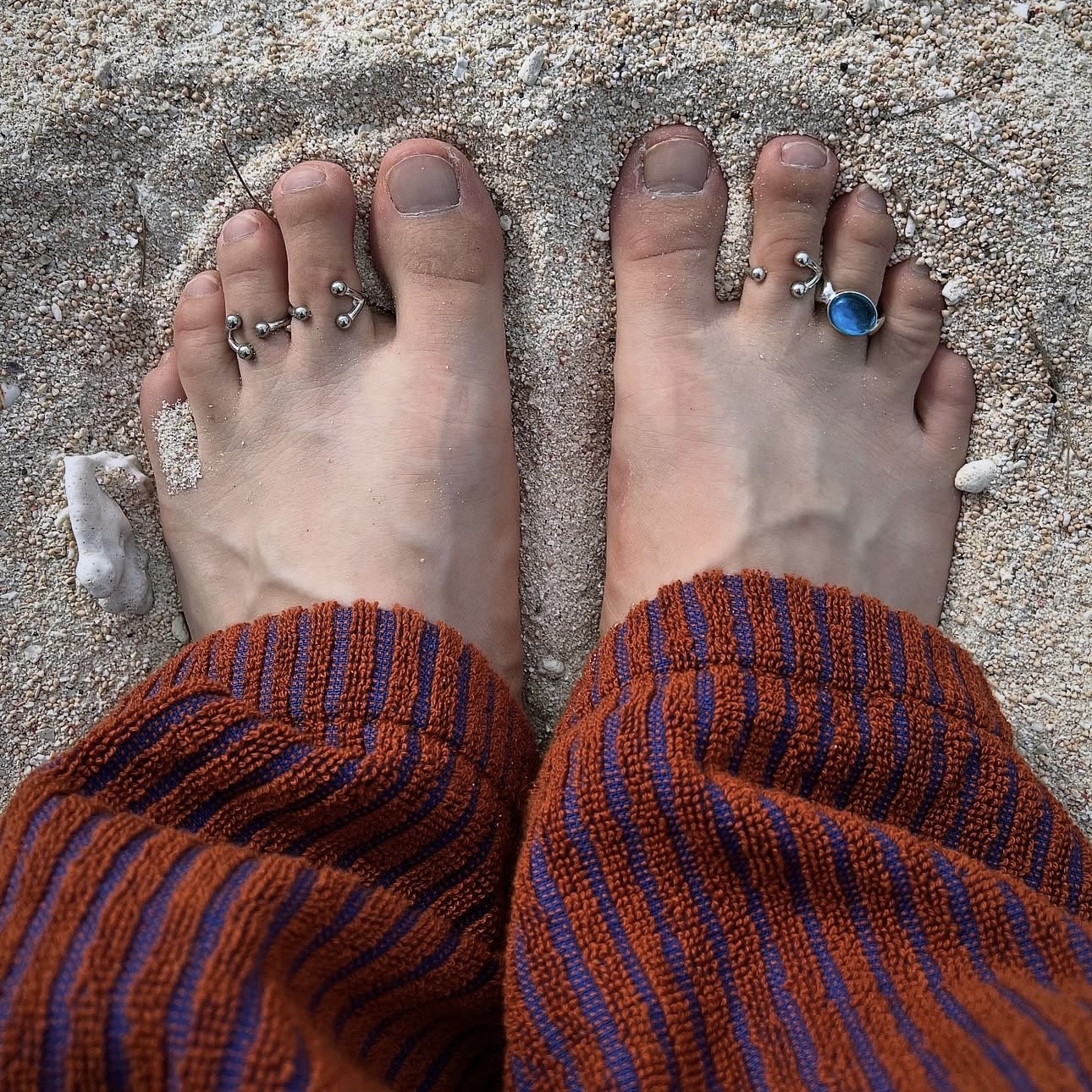 裸足の指先にtoe ringを飾るのが韓国でトレンド中！　この夏取り入れたいtoe ringをチェック–韓国HOT NEWS『COKOREA MANIA』 vol.520