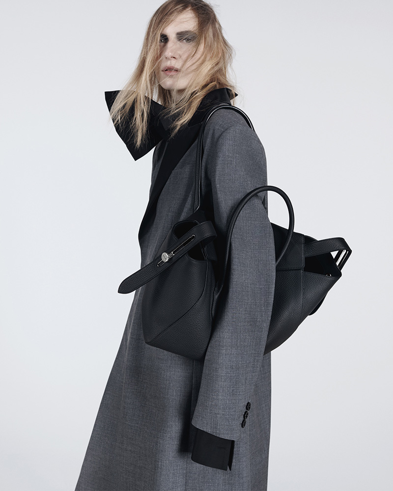 sacaiがデザイン性と機能性を融合させた新たなアイコンバッグ“Lock Bag”を発表！