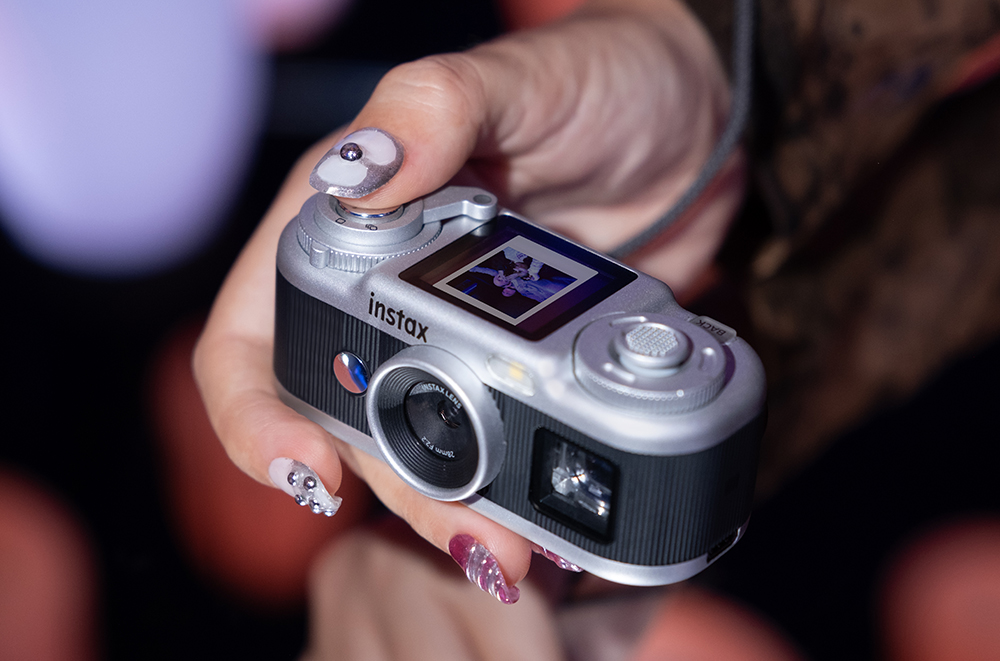 富士フイルムがinstaxチェキシリーズの手のひらサイズカメラ“instax Pal 2”とワイドフォーマットのスマホプリンター“Link WIDE 2”を発売！
