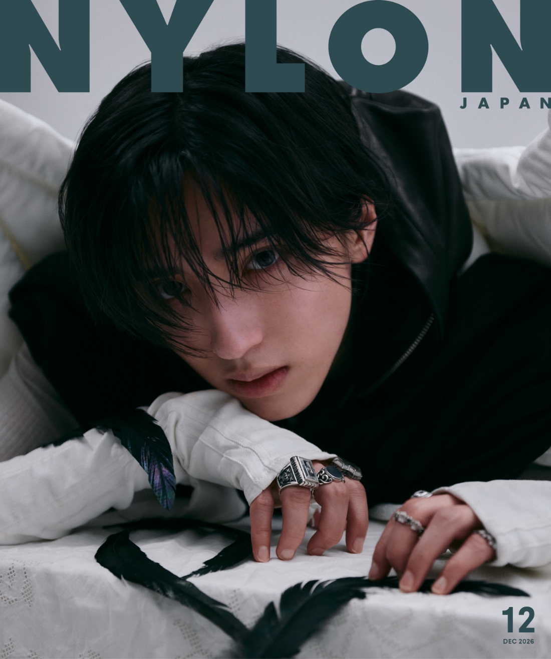 史上最高にダーク!?　羽をまとった《道枝駿佑》が美しく危ういダークプリンスとなって『NYLON JAPAN』12月号特別版の表紙に降臨。