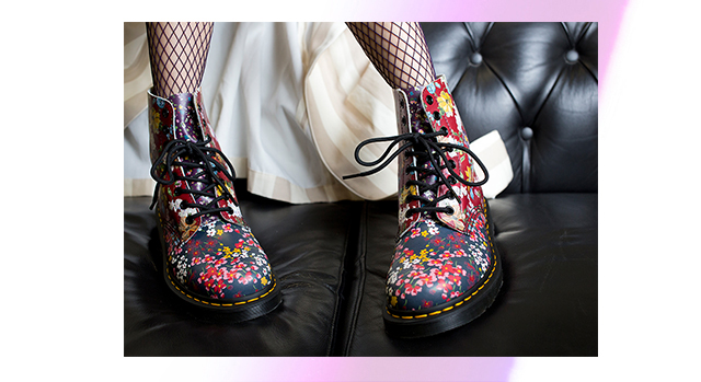花はガールズパワーの源 itガールの足元を彩るDr.Martens “FLORAL