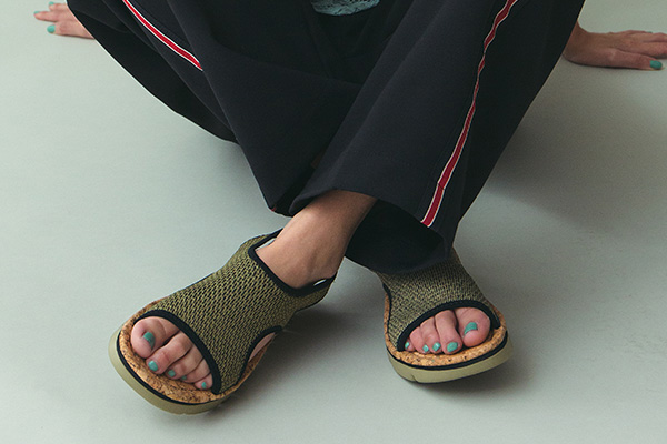 軽くて、しなやかなグッドデザイン ハイブリッドな春のCAMPER - NYLON 